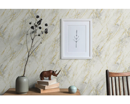 Woonkamer met patroonbehang, decoratie en meubels