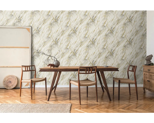 Eetkamer met houten tafel, stoelen en behang met marmerpatroon