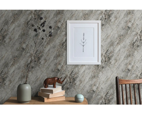 Decoratieve kamer met patroonbehang, tafel, vaas, afbeelding en decoraties