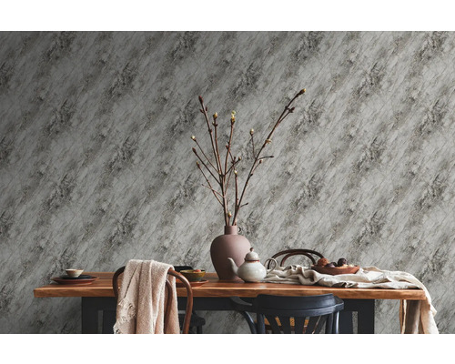 Eettafel met servies, decoratie en behang met marmerpatroon voor een heldere en georganiseerde sfeer.