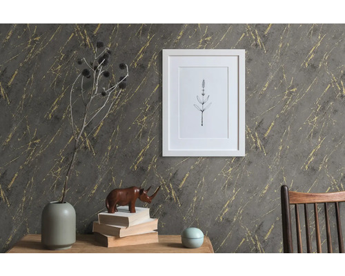 Decoratieve scène met een patroonbehang, een ingelijste afbeelding en decoraties op een tafel