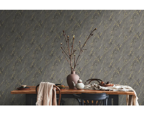 Decoratieve woonomgeving met grijs en goudkleurig marmerbehang