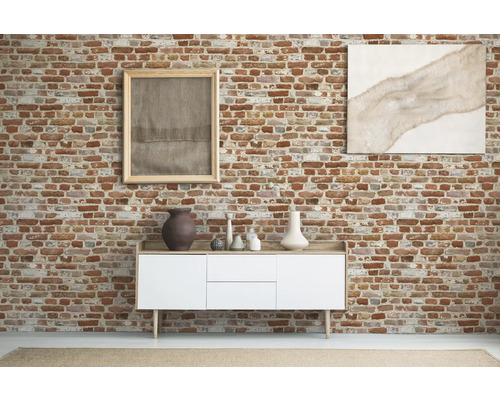 Woonkamer met bakstenen muur, dressoir, vazen en schilderijen