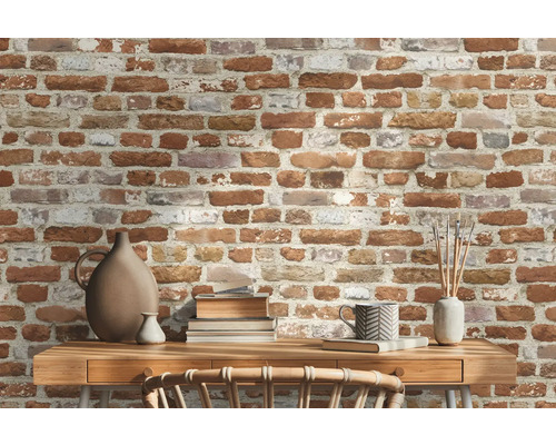 Fotobehang met baksteenmotief achter een houten tafel met decoraties