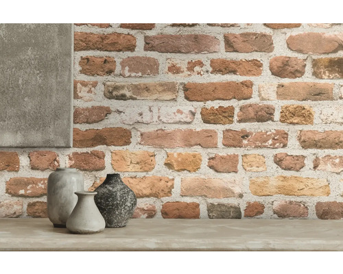 Behang met baksteenpatroon en drie vazen