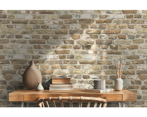 Woonkamer met bakstenen behang en houten tafel met decoratie