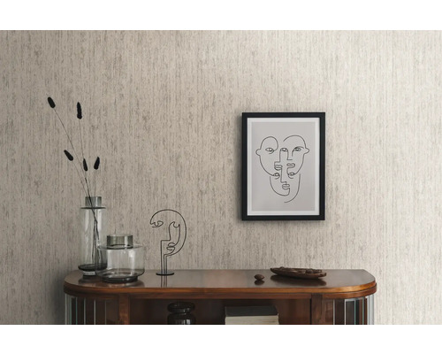 Scene met patroonbehang, dressoir, vazen, decoratie en ingelijste foto