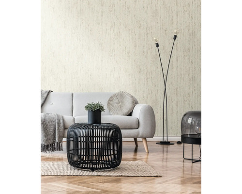 Woonkamer met licht behang en modern meubilair