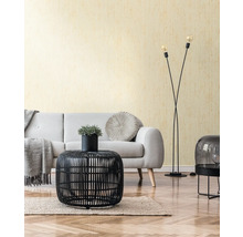 Woonkamer met bank, tafel, vloerlamp en vloerkleed op parketvloer