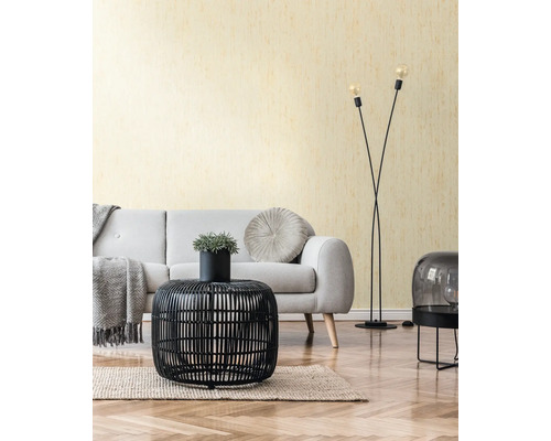 Woonkamer met bank, tafel, vloerlamp en vloerkleed op parketvloer