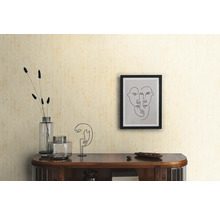 Decoratieve woonsfeer met dressoir, vazen, decoratief object en ingelijste kunstdruk.