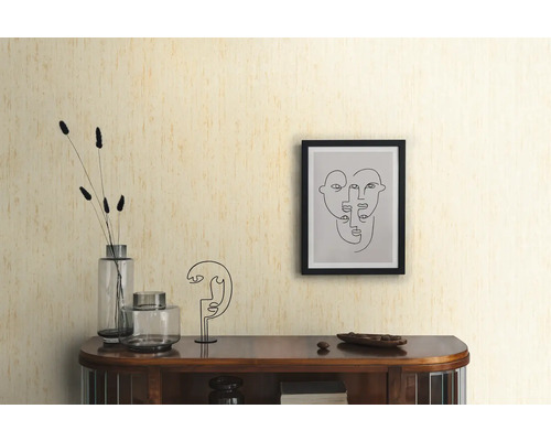 Decoratieve woonsfeer met dressoir, vazen, decoratief object en ingelijste kunstdruk.