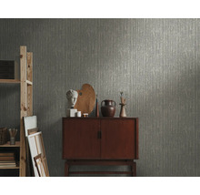 Lichtgekleurd behang met patroon in een kamer met houten rek en dressoir