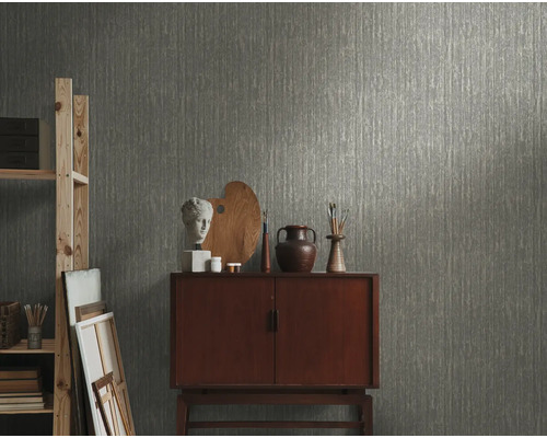 Lichtgekleurd behang met patroon in een kamer met houten rek en dressoir