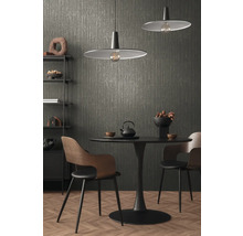 Eettafelscène met hanglampen, stoelen en decoratieve objecten voor een gestructureerd behang