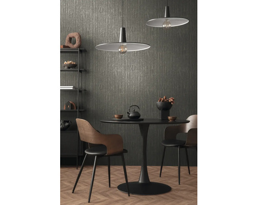 Eettafelscène met hanglampen, stoelen en decoratieve objecten voor een gestructureerd behang
