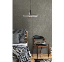 Scene met bed, stoel, lamp en een gestructureerd behang