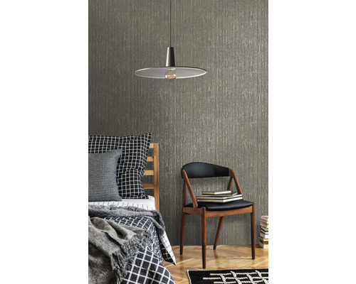 Scene met bed, stoel, lamp en een gestructureerd behang