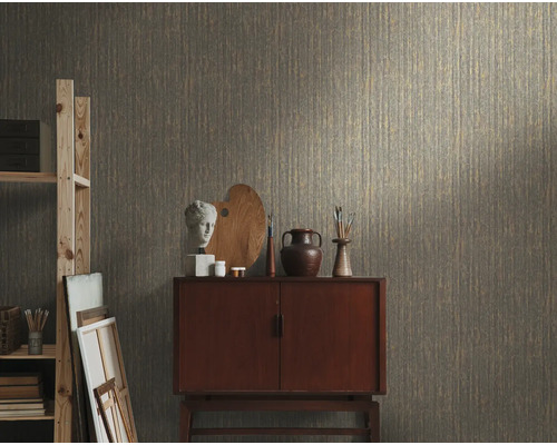 Scène met patroonbehang, dressoir en decoraties