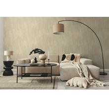 Woonkamer met bank, tafel, staande lamp en decoratieve elementen