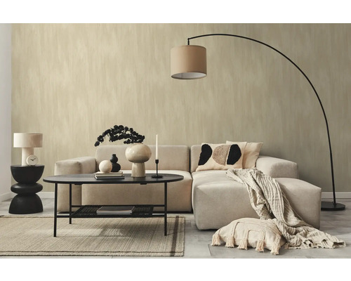 Woonkamer met bank, tafel, staande lamp en decoratieve elementen