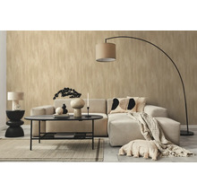 Woonkamer met bank, tafel, lamp en decoratie