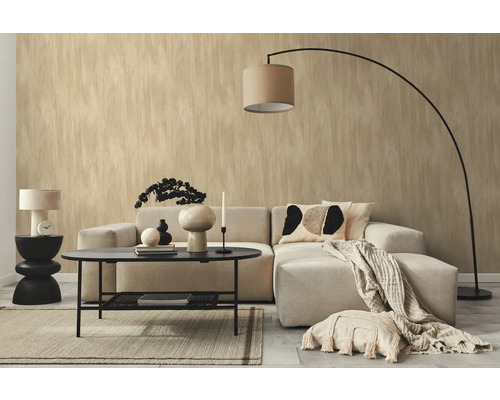 Woonkamer met bank, tafel, lamp en decoratie