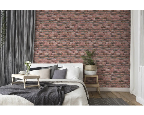 Slaapkamer met bakstenen behang en bed