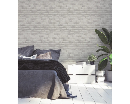 Slaapkamer met bakstenen muurbehang, bed en planten