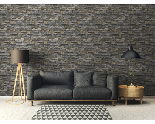 Woonkamer met behang in steenlook, bank en lamp