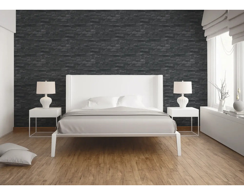 Slaapkamer met bed, nachtkastjes en behang met steeneffect