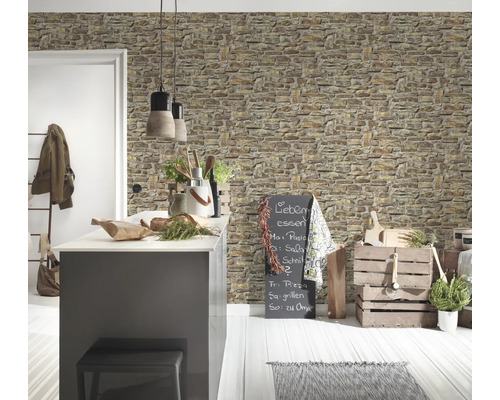 Lichte keuken met bakstenen behang, kookeiland en menubord