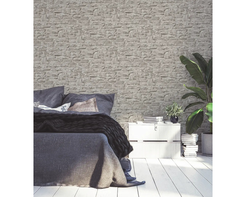 Slaapkamer met steenlook behang, bed, nachtkastje en kamerplant