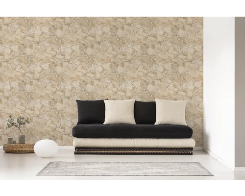 Woonkamer met steenmotiefbehang, futon en vloerkleed voor een gezellige sfeer