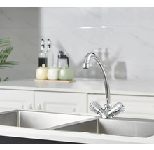 Chromen keukenkraan met dubbele spoelbak in de keuken