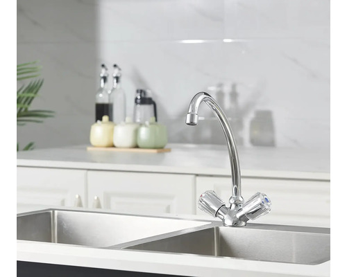 Chromen keukenkraan met dubbele spoelbak in de keuken