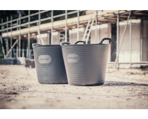 Twee kunststof mortelkuipen met handgrepen op een bouwplaats