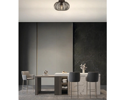 Interieurfoto van een eetgedeelte met een metalen plafondlamp