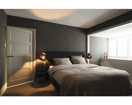 Slaapkamer met bed, nachtkastjes en lampen