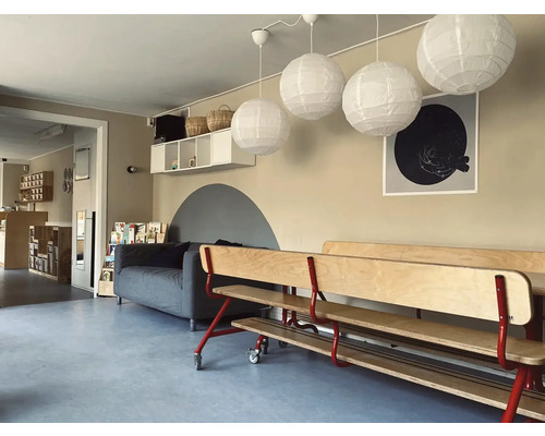 Interieur van een kamer met zitplaatsen, verlichting en decoraties