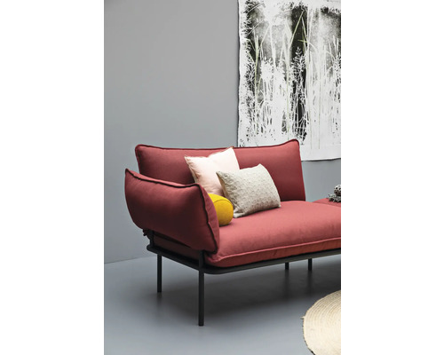 Moderne bank met kussens en metalen frame