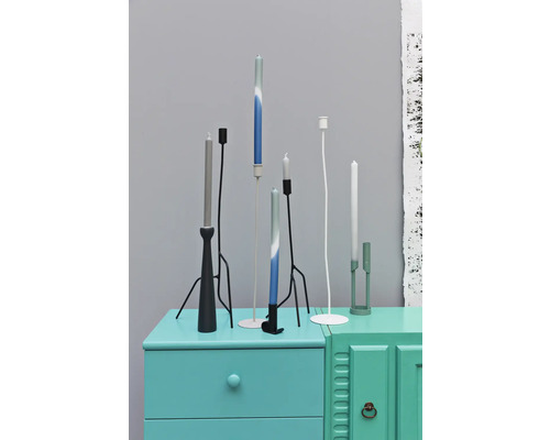 Diverse kandelaars en kaarsen op een kast