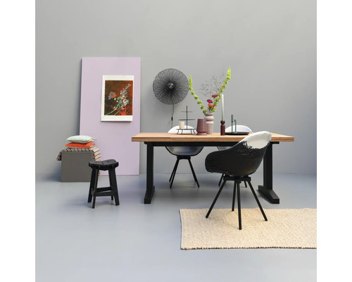 Eetkamer met houten tafel, stoelen, vloerkleed en decoratieve elementen