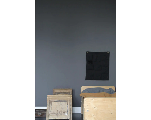 Kamer met wandopberger, houten bed en gedecoreerde houten deuren