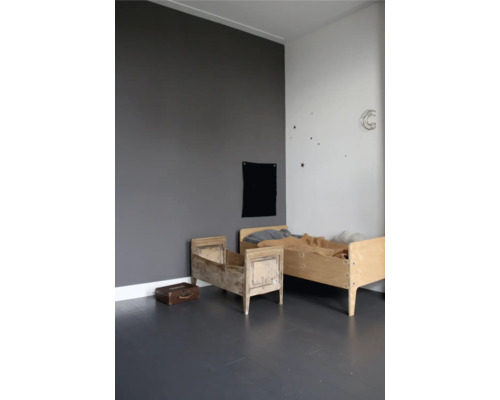 Kinderkamer met twee bedden, decoratie en koffer