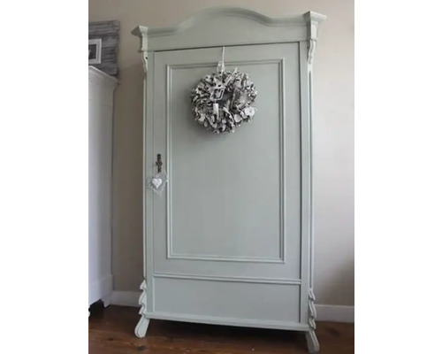 Kledingkast met krans als decoratie