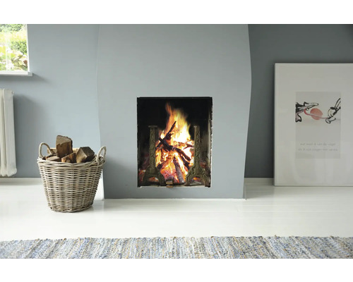 Woonkamer met open haard, houtmand en decoratie