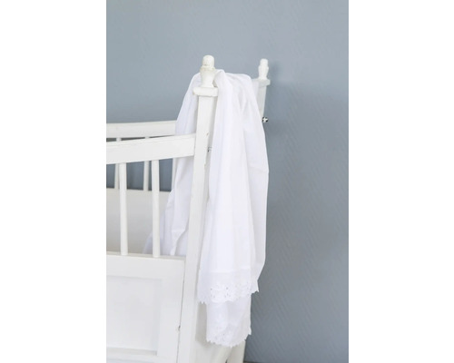 Wit babybed met wit beddengoed