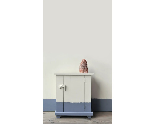 Zoutkristallamp op een kast