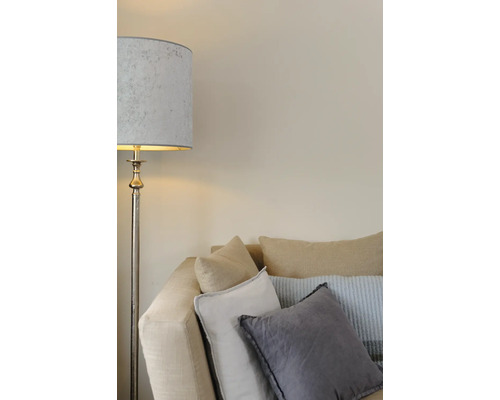 Vloerlamp naast een bank met kussens